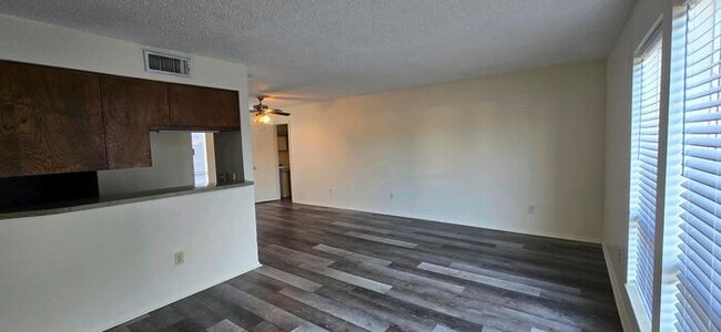 Foto del edificio - Tour Today! Newly Updated 2/1.5 Townhome i...