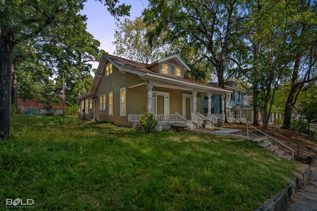 Building Photo - 2 bed 1 Bath Duplex