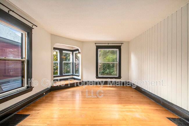 Foto del edificio - 354 Richard Terrace SE