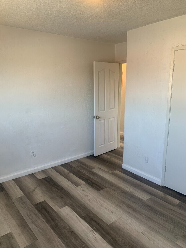 Foto del edificio - APARTMENT WITH NEW VINYL FLOORS
