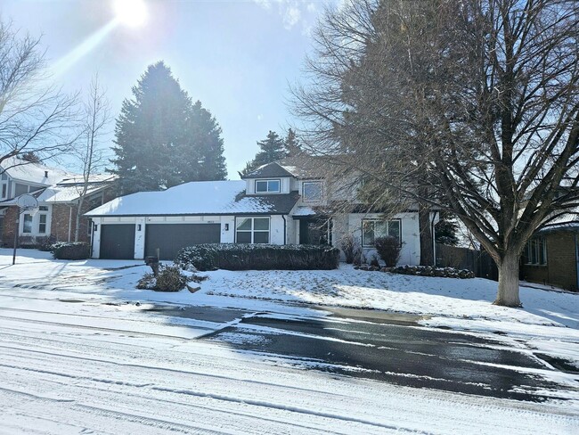Building Photo - Beautiful 5 Bedroom Home Near the Cherry C...