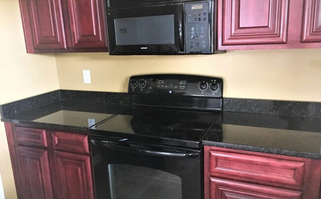 Foto del edificio - Charming 3-bedroom, 2.5-bathroom home located in the heart of Hopkins, SC