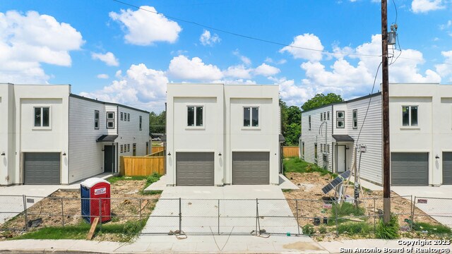 Building Photo - 303 San Salvador Ave
