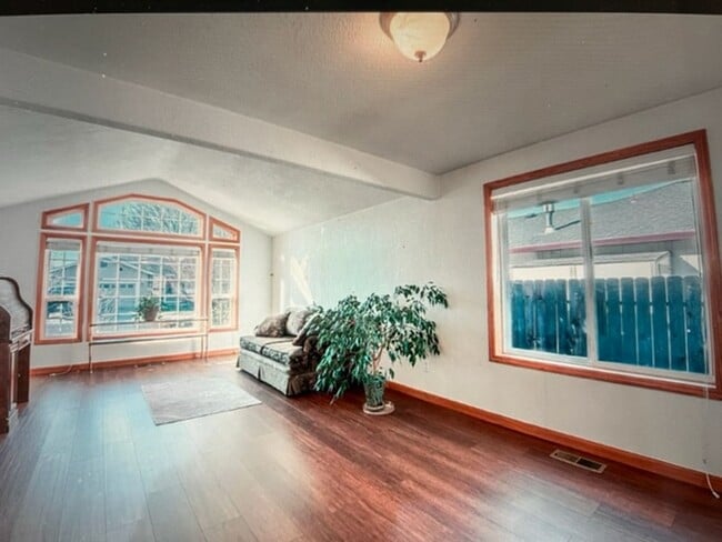 Building Photo - Beautiful Central Point 3 Bedroom 2 Bath Home