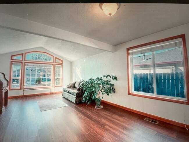 Foto del edificio - Beautiful Central Point 3 Bedroom 2 Bath Home