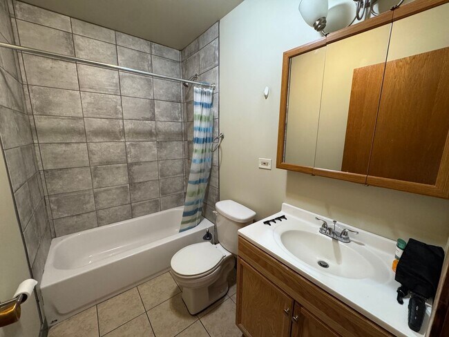 Foto del edificio - 6215 W Belmont Ave