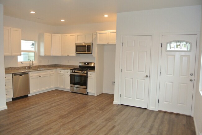 Building Photo - 1 Bedroom, 1 Bathroom Duplex in Downtown P...