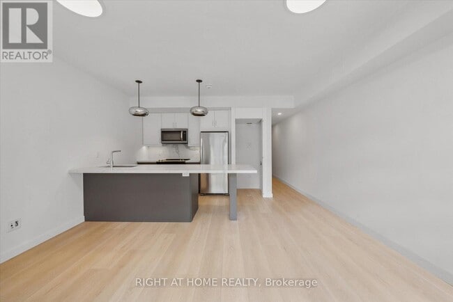Building Photo - 367 Howland Ave