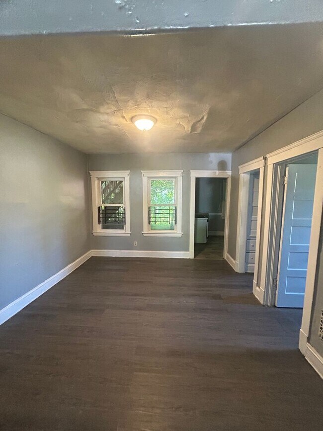 Building Photo - 10512 Greenlawn Ave