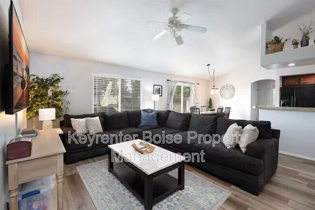 Building Photo - 879 N Traquair Pl
