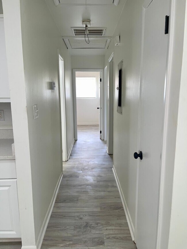 Foto del edificio - 3 Bed Ranch...TOTALLY Renovated!
