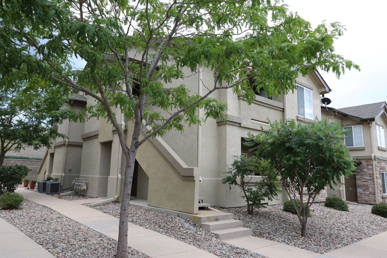 Foto principal - Upper level 2 bedroom condo near Peterson AFB