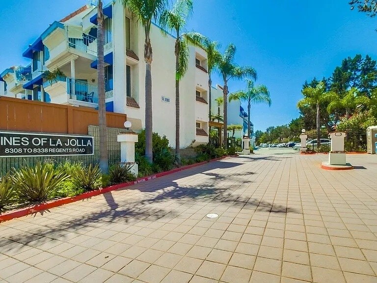 Foto principal - 8320 Regents Rd