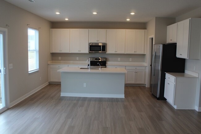 Building Photo - Spacious 5 BR Home in Avon Schools!