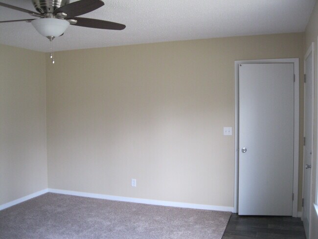 Building Photo - 1021 Park Dr