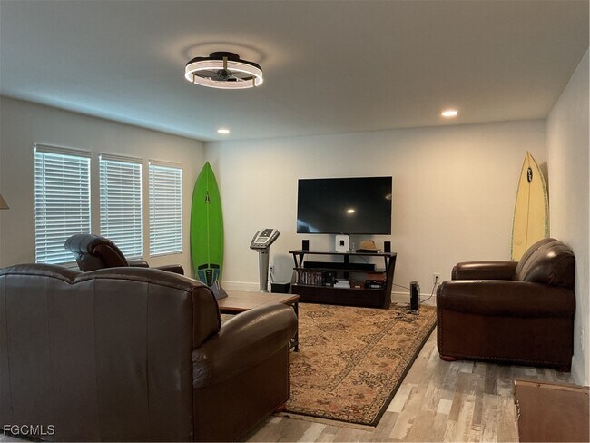 Foto del edificio - 245 Shrub Ln N
