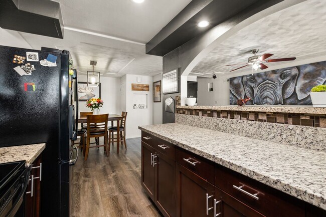 Building Photo - Remodeled Huffaker Hills Townhome - 3bed/2...
