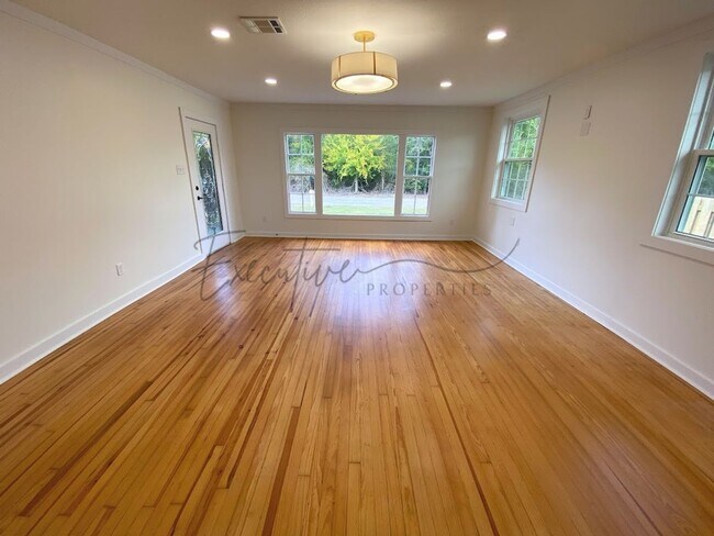 Foto del edificio - Spacious 4-Bedroom with Custom Finishes in...