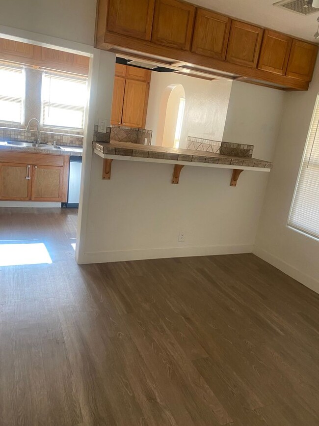 Foto del edificio - Darling Unit For Rent in Bakersfield