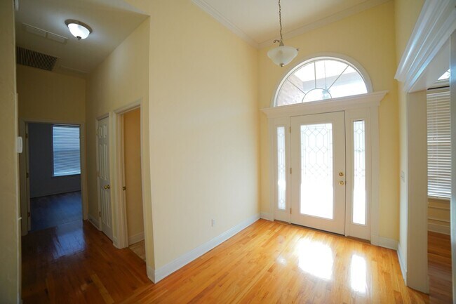 Foto del edificio - 3 Bed / 2 Bath Bucklake Home with Sunroom ...