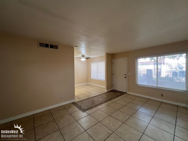 Foto del edificio - Charming and Spacious 3Bdm 1.5Ba Townhouse...