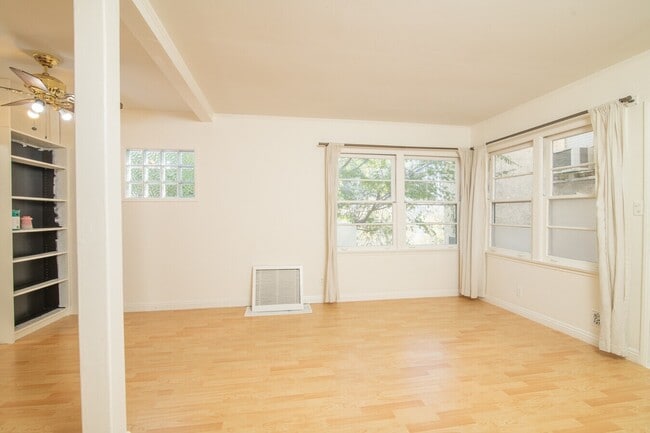 Living Room - 925 1/2 Tularosa Dr