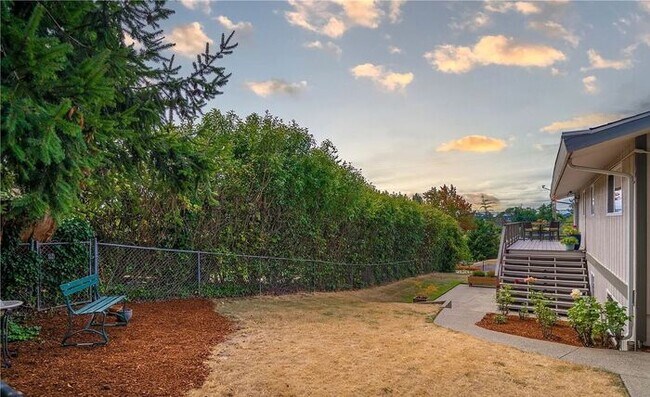 Foto del edificio - Amazing, 4 bedroom, 2 bath split level hom...