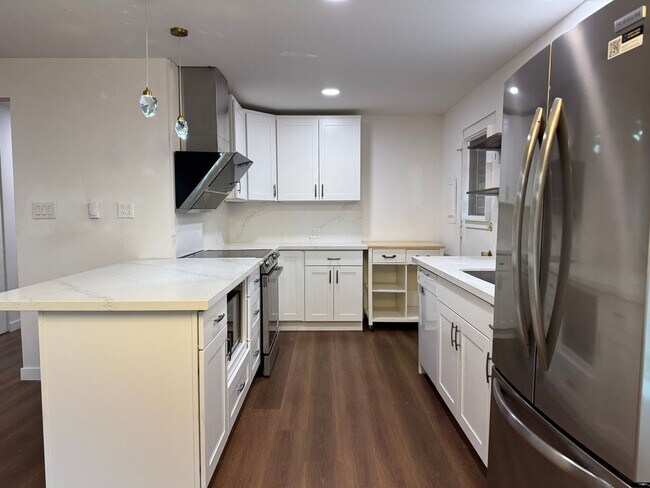 Foto del edificio - CLICK "REQUEST A TOUR" NOW!