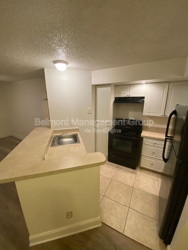 Foto del edificio - 4630 Commander Dr