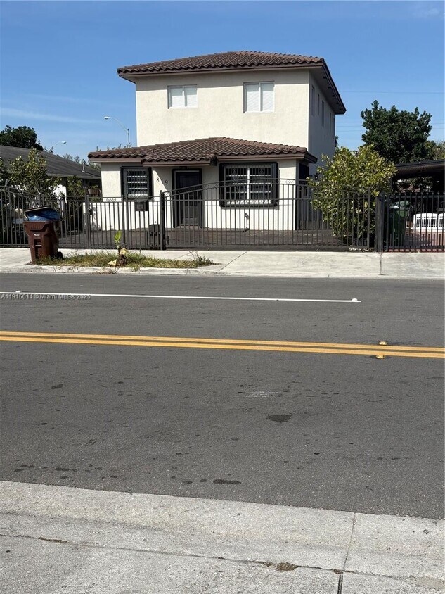 Foto principal - 819 E 26th St