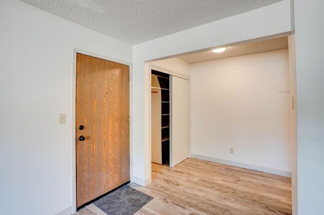 Foto del edificio - $945 | 2 Bedroom, 1 Bathroom Apartment | No Pets | Sublease* | Available for April 12th, 2026 Mov...