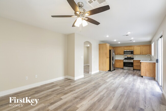 Foto del edificio - 5681 Woods Crossing St