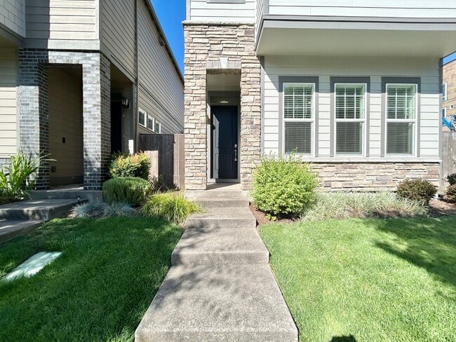 Building Photo - Luxury and Convenience Awaits in this Stunning 3 Bedroom, 2.5 Bathroom House with Abundant Parkin...