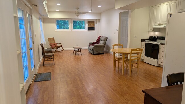 Desde el dormitorio hasta la sala de estar, el comedor y la cocina. - 8 Elam Ct