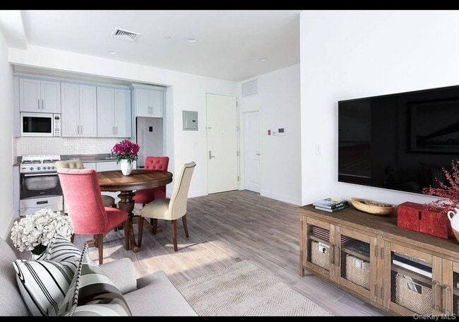 Building Photo - 1062 Clay Ave