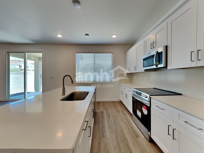 Building Photo - 9756 W Parkway Dr