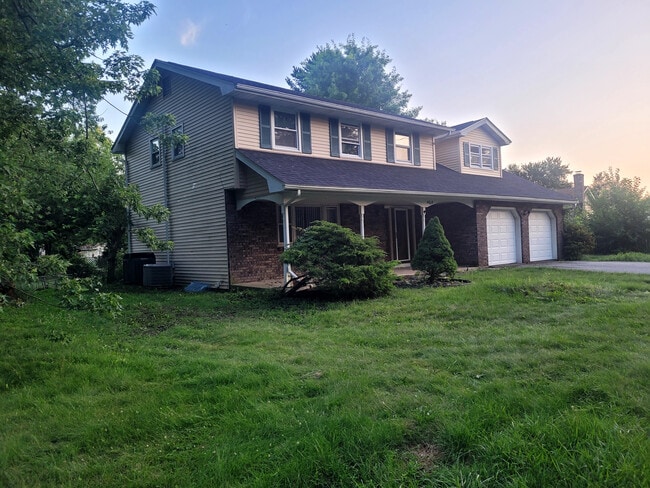 Sideview showing large front yard - 4008 Oakland Road