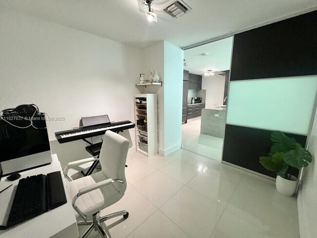 Building Photo - 900 Biscayne Blvd