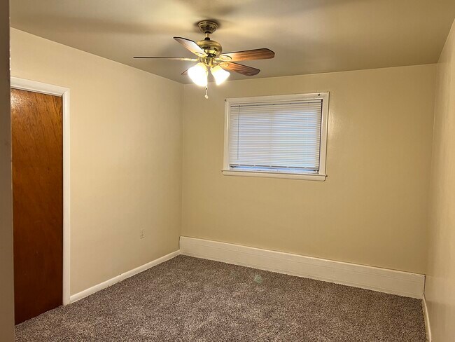 Building Photo - 6413 Ridgeview Ave