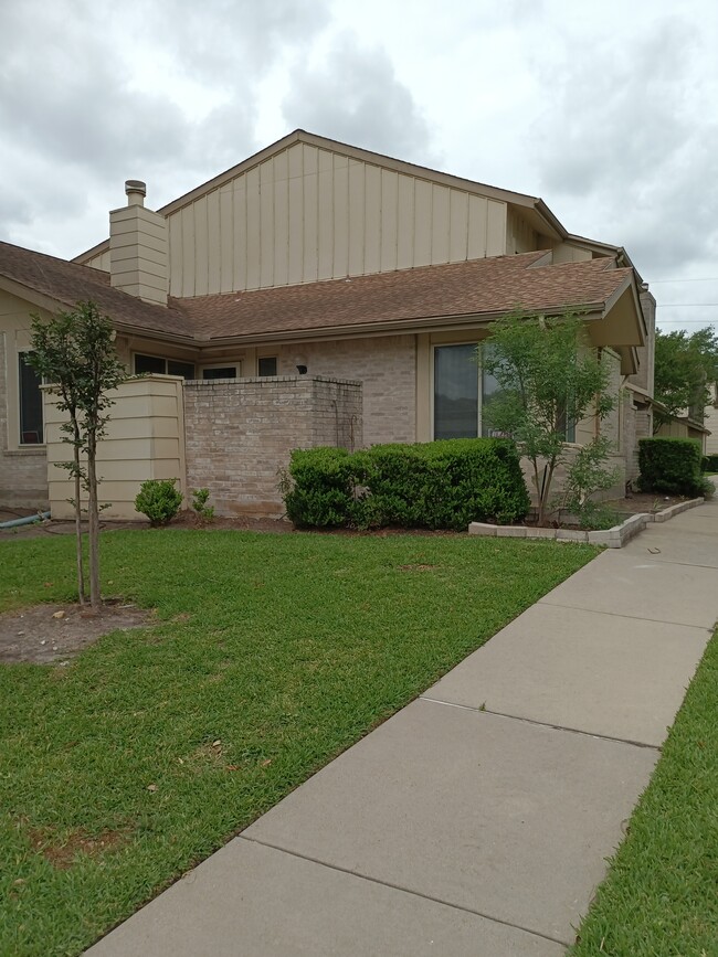 This beautiful property is a three-bedroom two-bathroom double garage. Newly renovated and very tast - 2932 Meadowgrass Ln