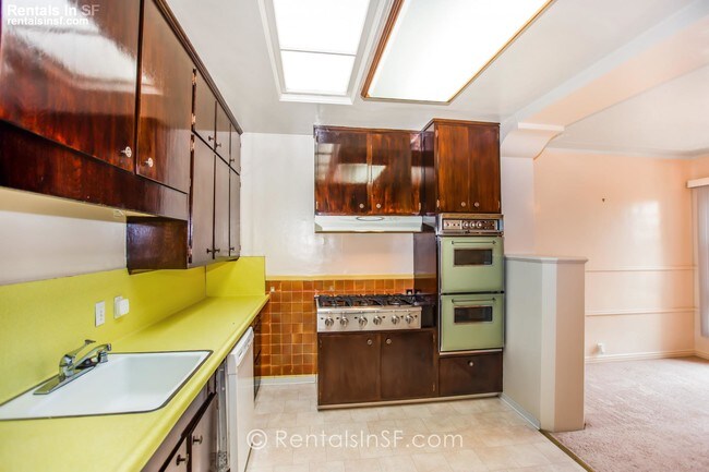 Building Photo - Lovely, Mid-Century Home near Beach!