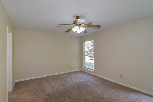 Foto del edificio - 463 Larkwood Dr