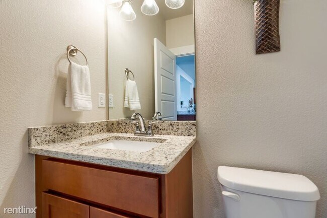 Building Photo - 3 br, 2.5 bath Townhome - 290 Chestnut Street