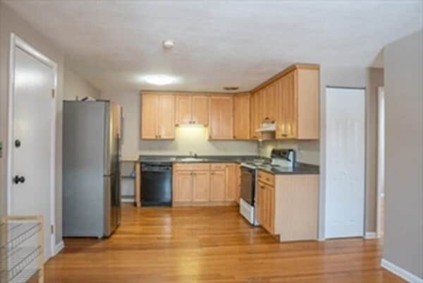 Building Photo - 4 Colonial Village Dr