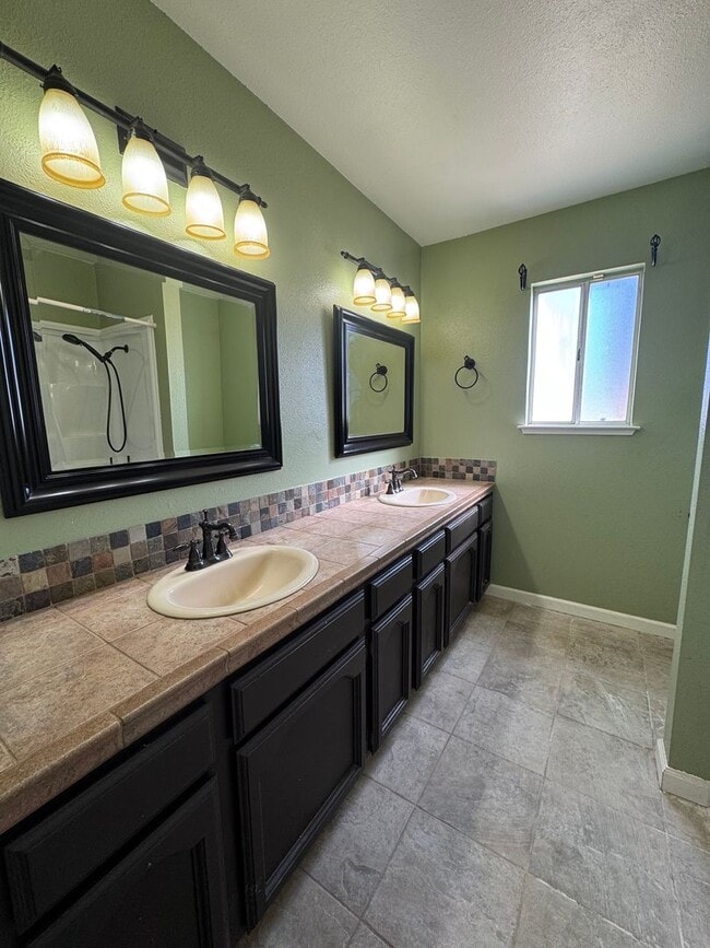 Building Photo - 3 Bed, 3 Bath Country Home with Pool