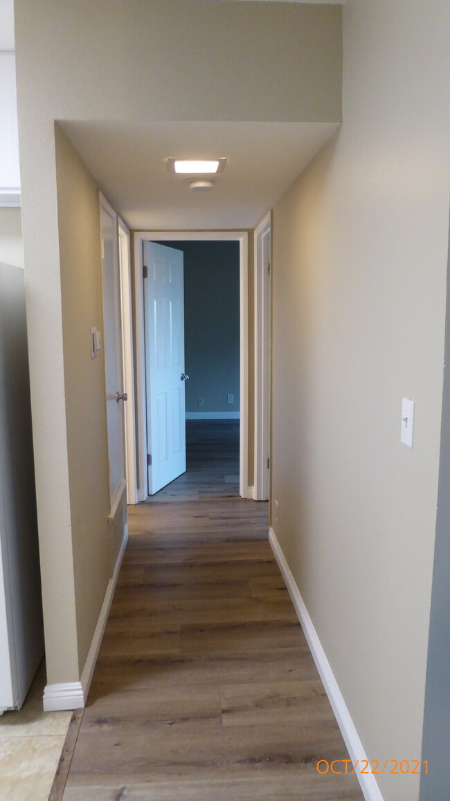 Building Photo - 10636 Woodley Ave