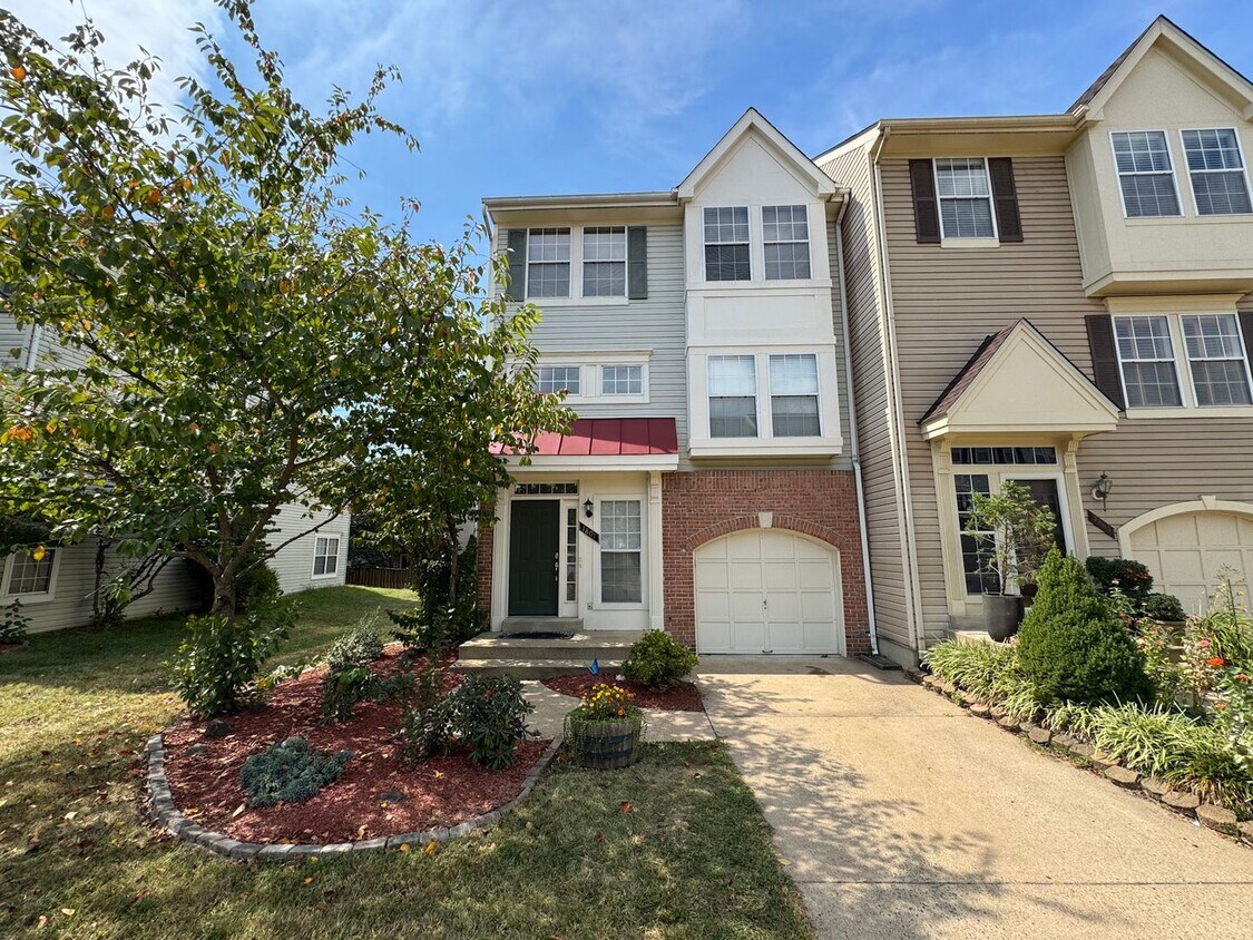 Foto principal - Beautiful And Spacious 3 Bed 3 Bath End Un...