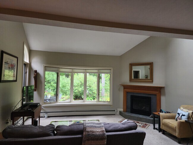 Building Photo - 224 Longfellow Dr