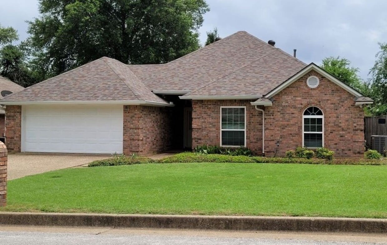Primary Photo - 3 bedroom 2 bath home in Tyler! Coming soon!