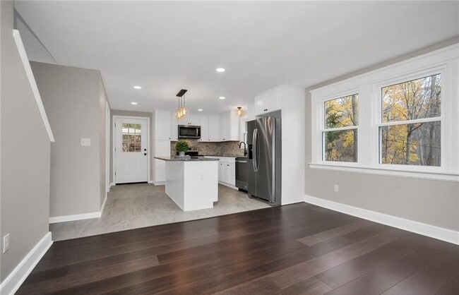 Building Photo - 346 Middlebury Rd